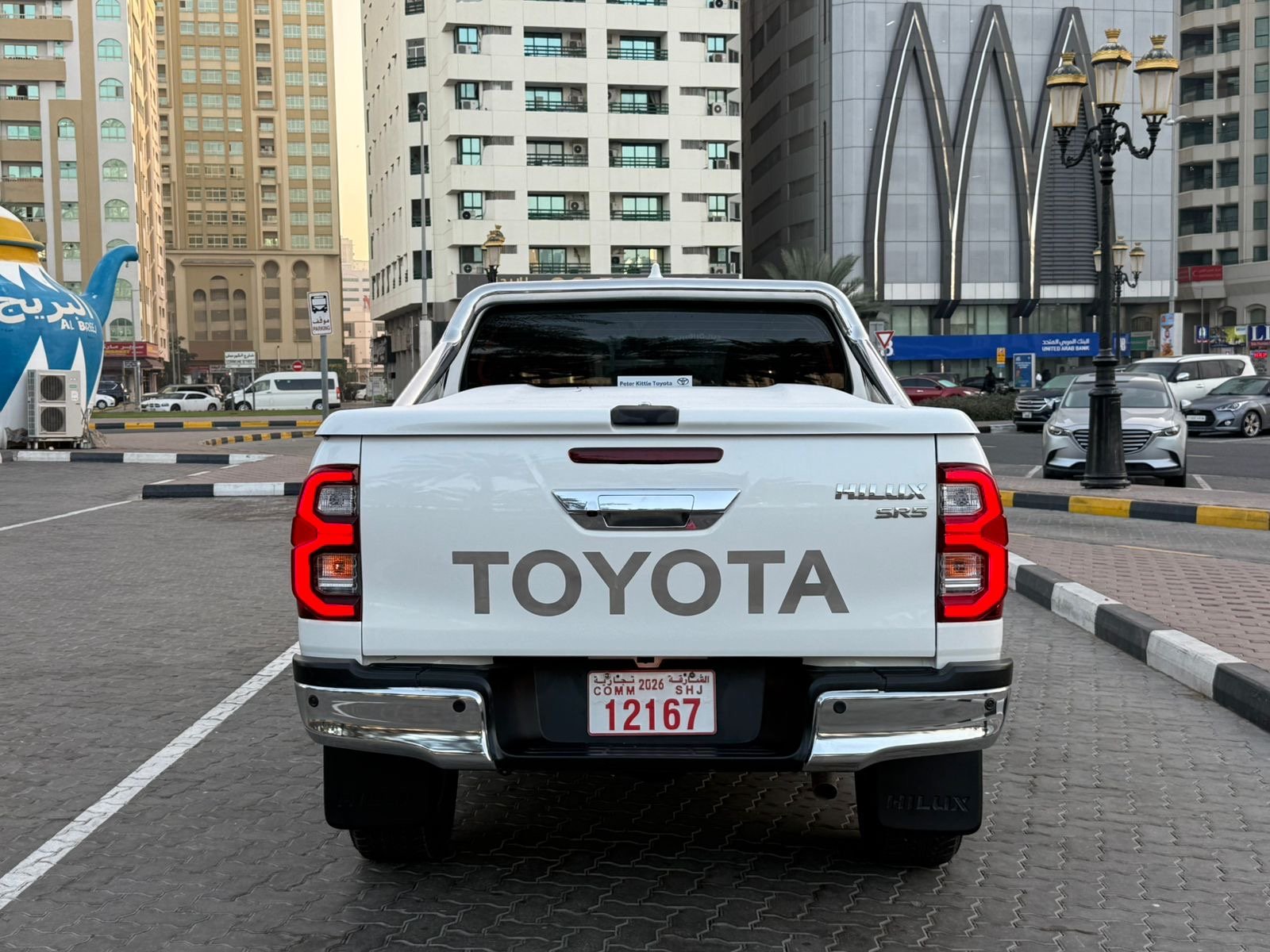 Toyota Hilux SR5 2024 White image